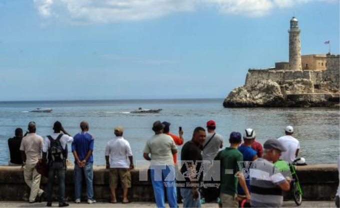 Người dân xem các đội đua xuồng tốc độ của Mỹ và Cuba tại Vịnh La Habana, Cuba ngày 17/5/2016. Ảnh: AFP/TTXVN